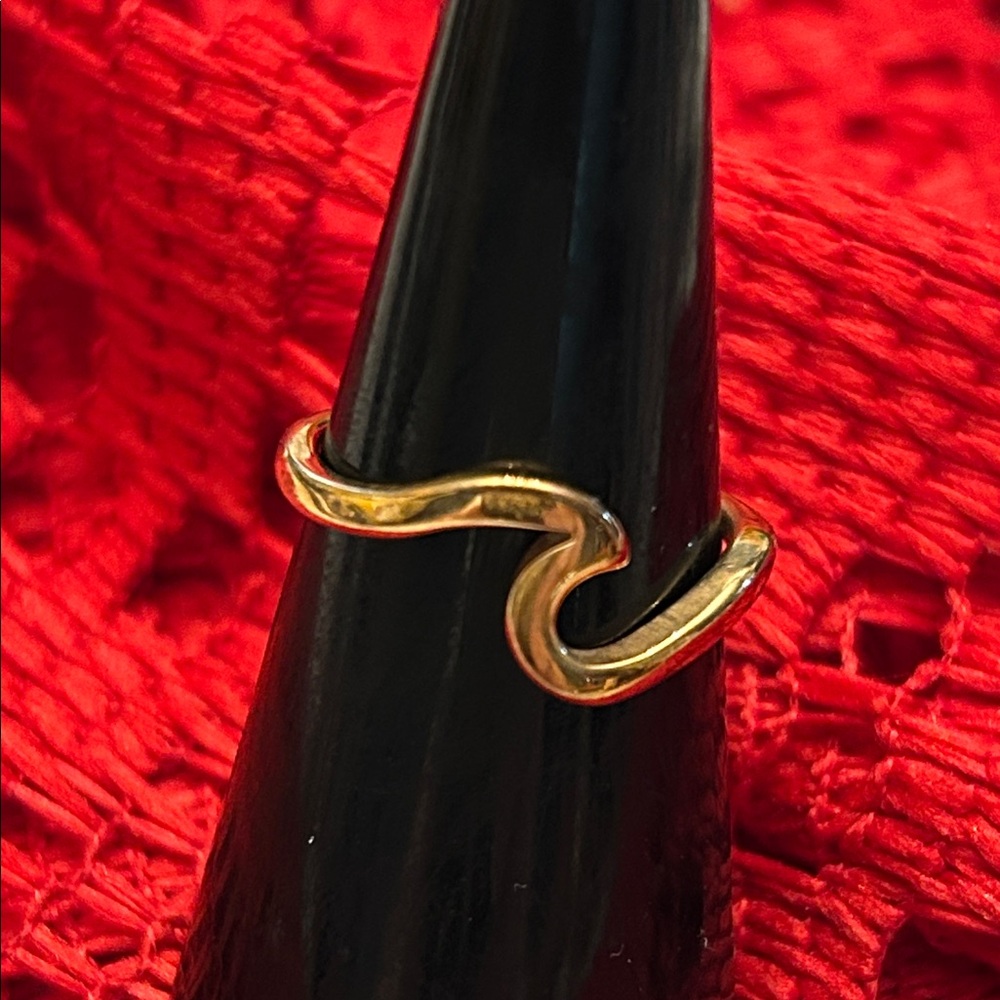 Elegant Gold Wave Ring